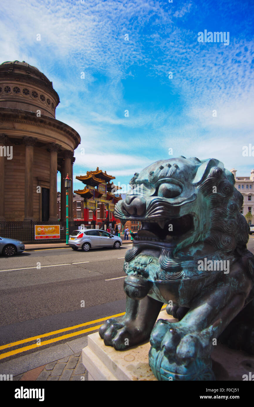 Imperiale cinese custode di Lion su Gt George St vicino all'entrata di Liverpool Chinatown. Foto Stock