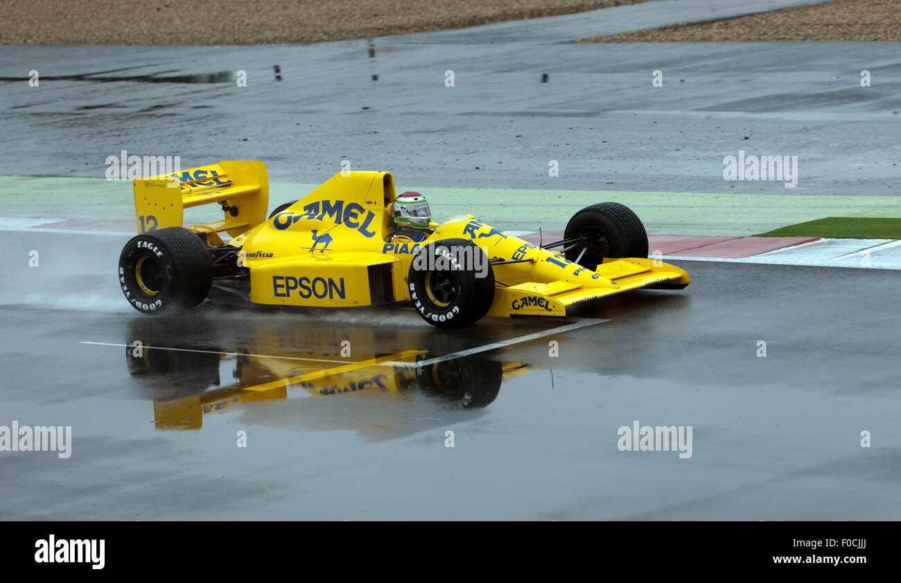Un 1989 Lotus 101 auto di Formula Uno, essendo dimostrato da Steve Griffiths al 2015 Silverstone Classic Foto Stock