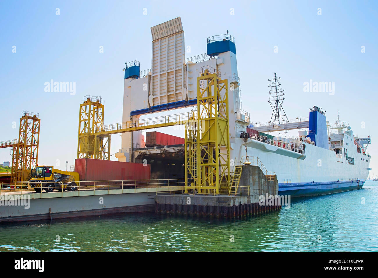 Lo scarico industriale di nave da carico con il caricatore automatico. Ilyichevsk, Ucraina Foto Stock