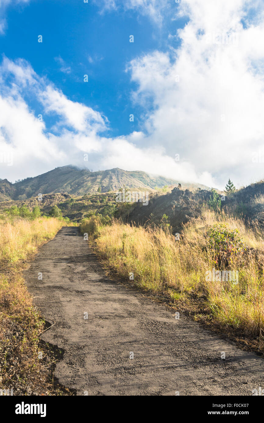 Sul sentiero che conduce alla vetta del vulcano Batur vicino al villaggio di Kintamani a Bali, in Indonesia Foto Stock