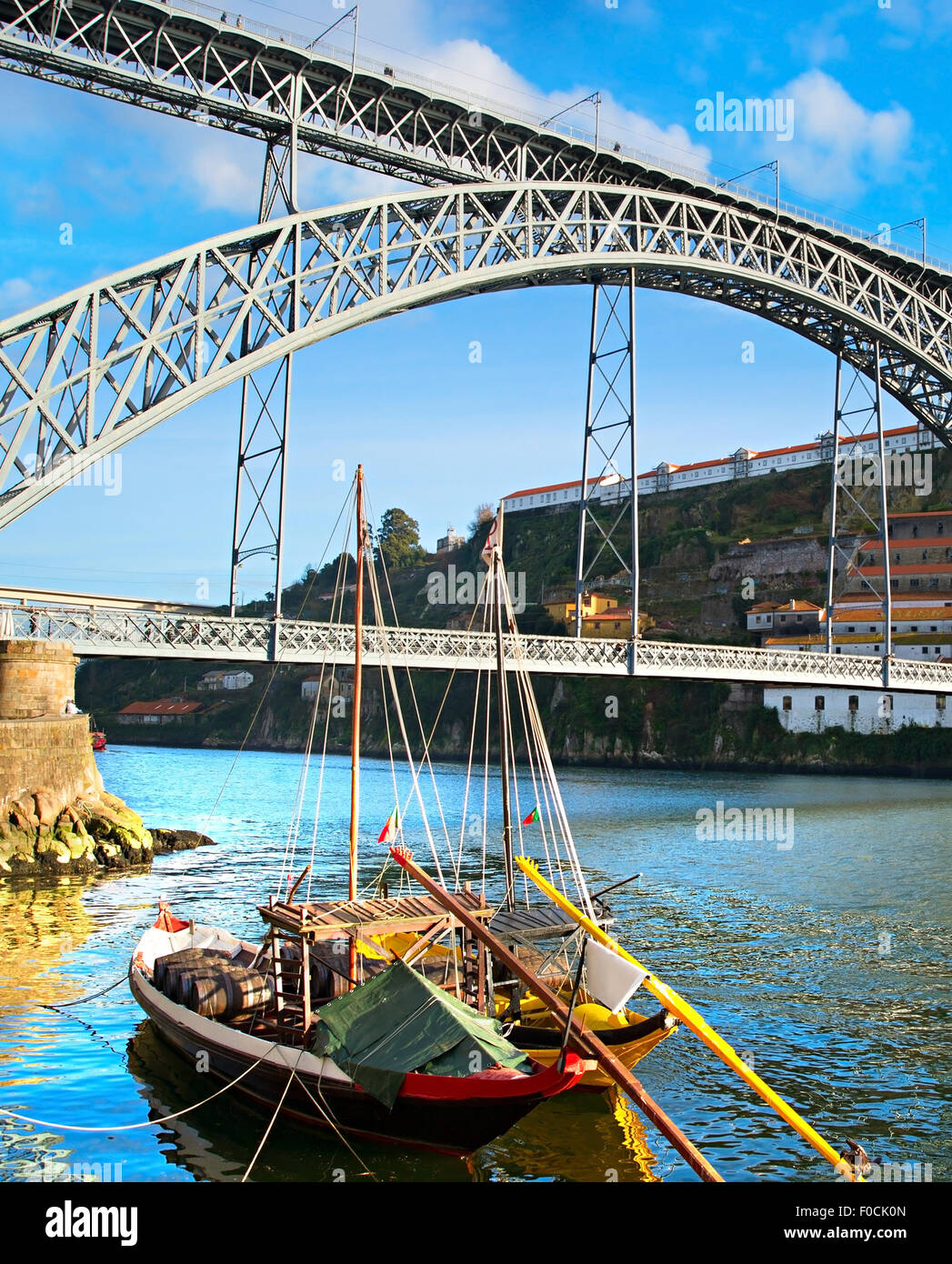 Vino tradizionale di barche e Dom Luis i bridge a Porto, Portogallo Foto Stock