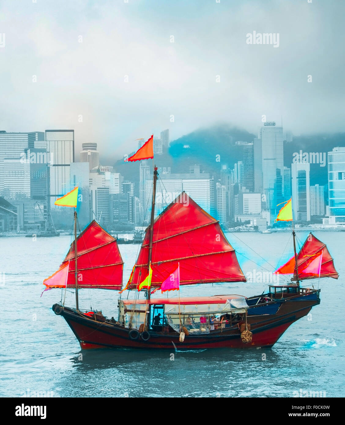 Simbolo di Hong Kong - tradizionali imbarcazioni a vela di legno nel Porto Victoria. Foto Stock