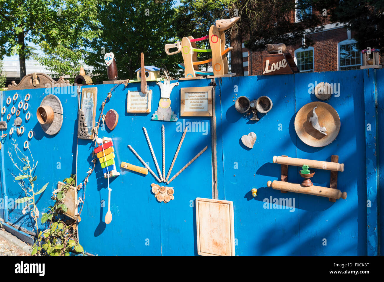 L'imprevisto e casualmente aggiunto alle decorazioni su una recinzione temporanea intorno al Kingston Hospital a Kingston Hill, nel Surrey. Non c'è più! Foto Stock
