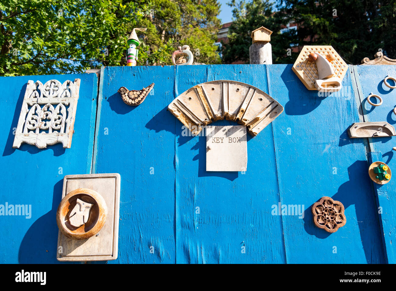 L'imprevisto e casualmente aggiunto alle decorazioni su una recinzione temporanea intorno al Kingston Hospital a Kingston Hill, nel Surrey. Non c'è più! Foto Stock