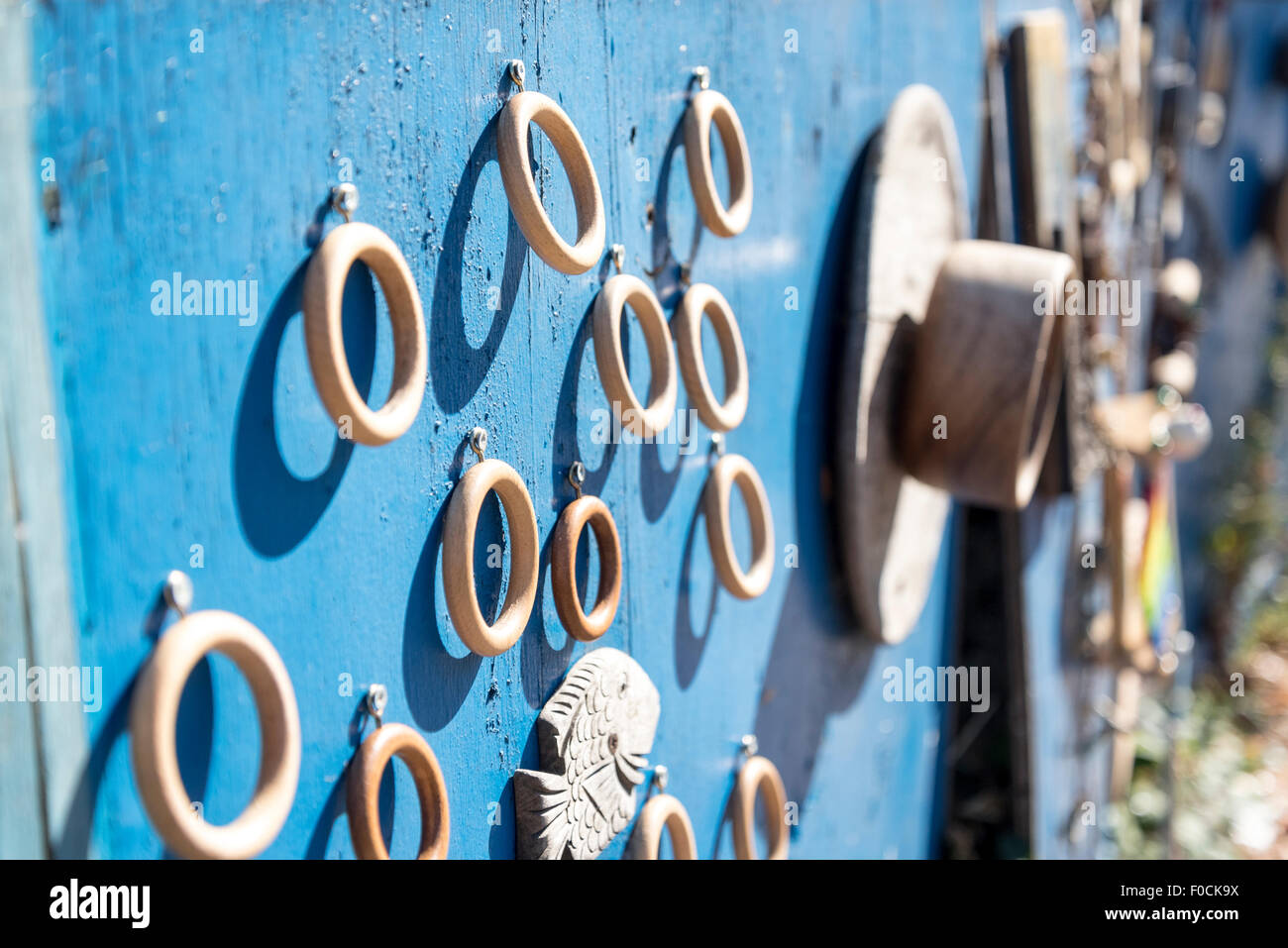 L'imprevisto e casualmente aggiunto alle decorazioni su una recinzione temporanea intorno al Kingston Hospital a Kingston Hill, nel Surrey. Non c'è più! Foto Stock