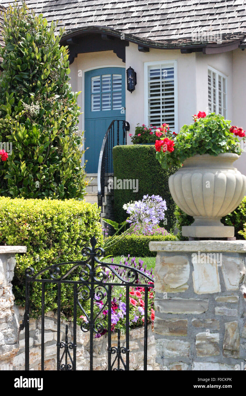 Sportello anteriore della bella casa suburbana Foto Stock