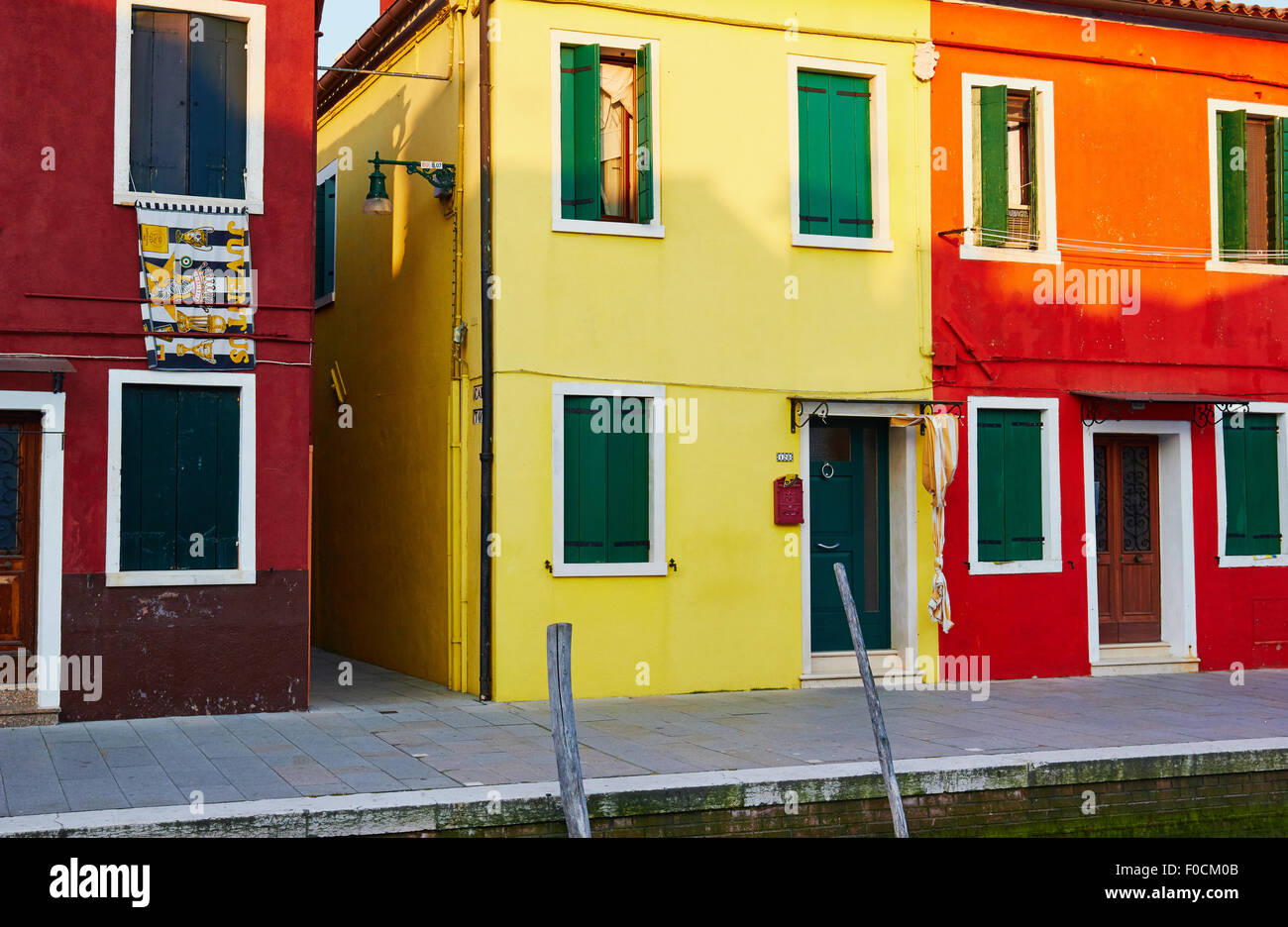 Alba di caldo sole illumina di Burano case colorate laguna di Venezia Veneto Italia Europa Foto Stock