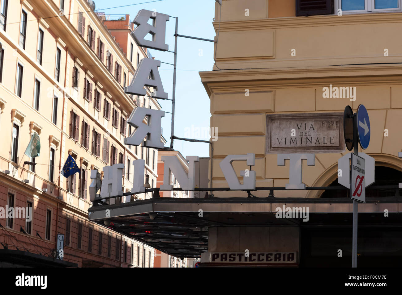 Snack Bar Washington. Gloria sbiadita sulla Via del Viminale, antichi cartelli ed edifici italiani. Roma, Italia. Foto Stock