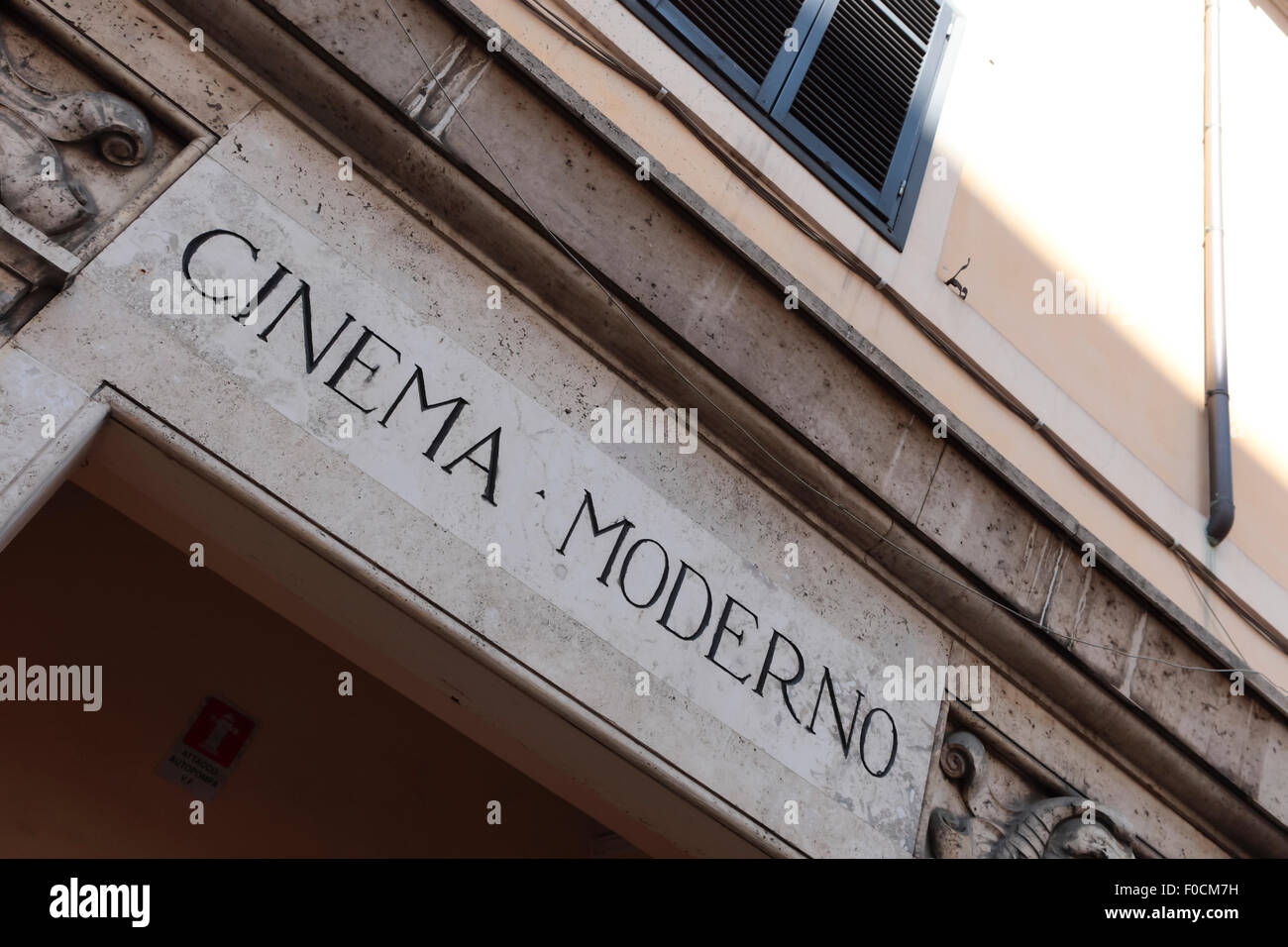 Cinema moderno. Gloria sbiadita sulla Via del Viminale, antichi cartelli ed edifici italiani. Roma, Italia. Foto Stock