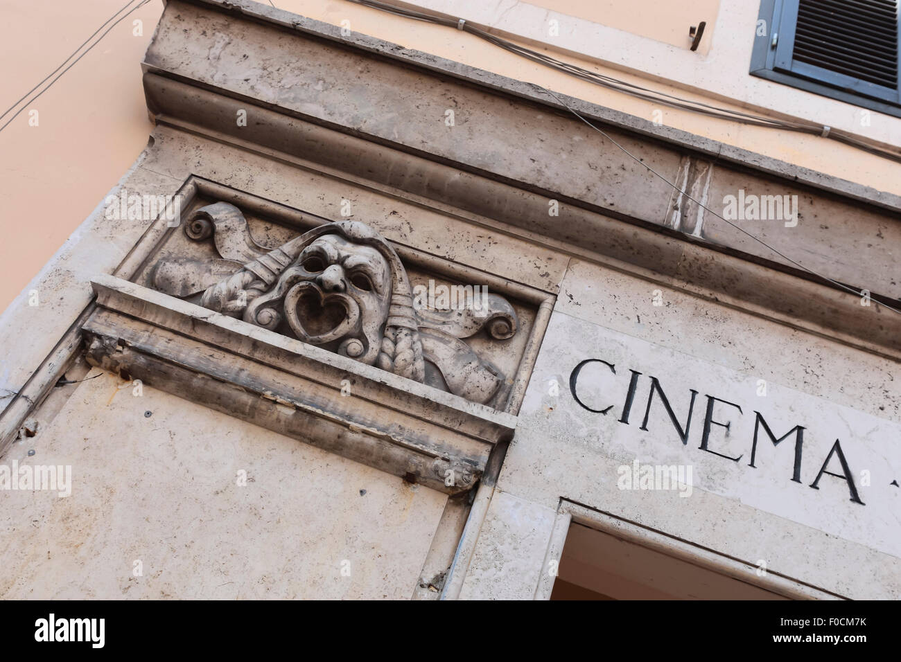 Cinema moderno. Gloria sbiadita sulla Via del Viminale, antichi cartelli ed edifici italiani. Roma, Italia. Foto Stock