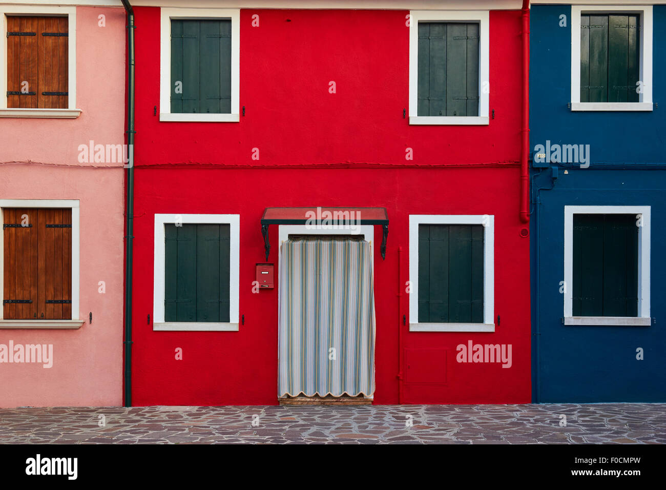 Rosa rosso e blu case dipinte in una fila Burano Laguna di Venezia Veneto Italia Europa Foto Stock
