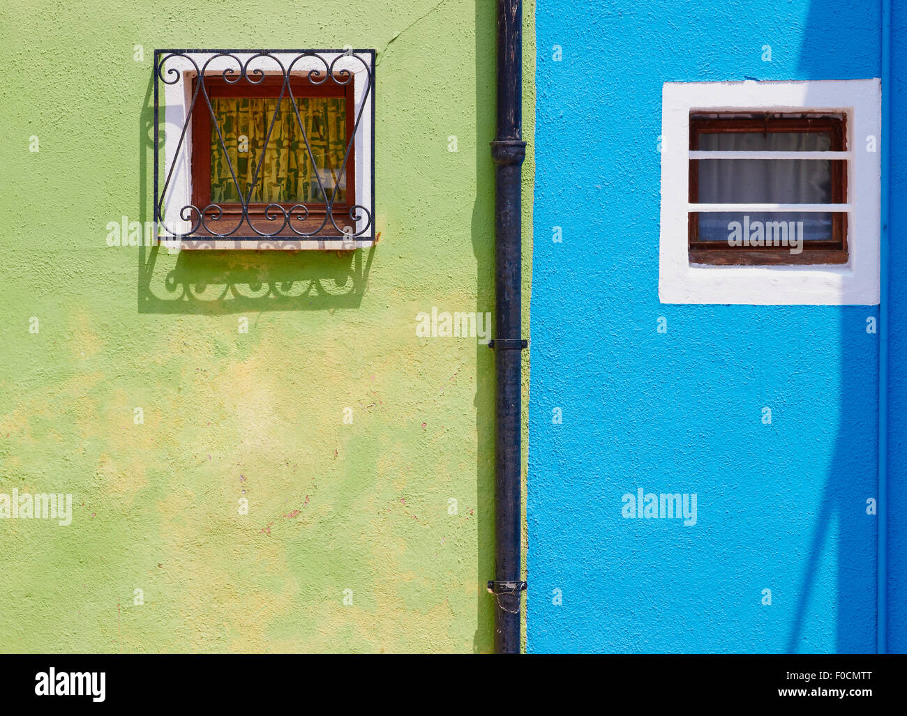 Adiacente il verde e il blu case dipinte Burano Laguna di Venezia Veneto Italia Europa Foto Stock