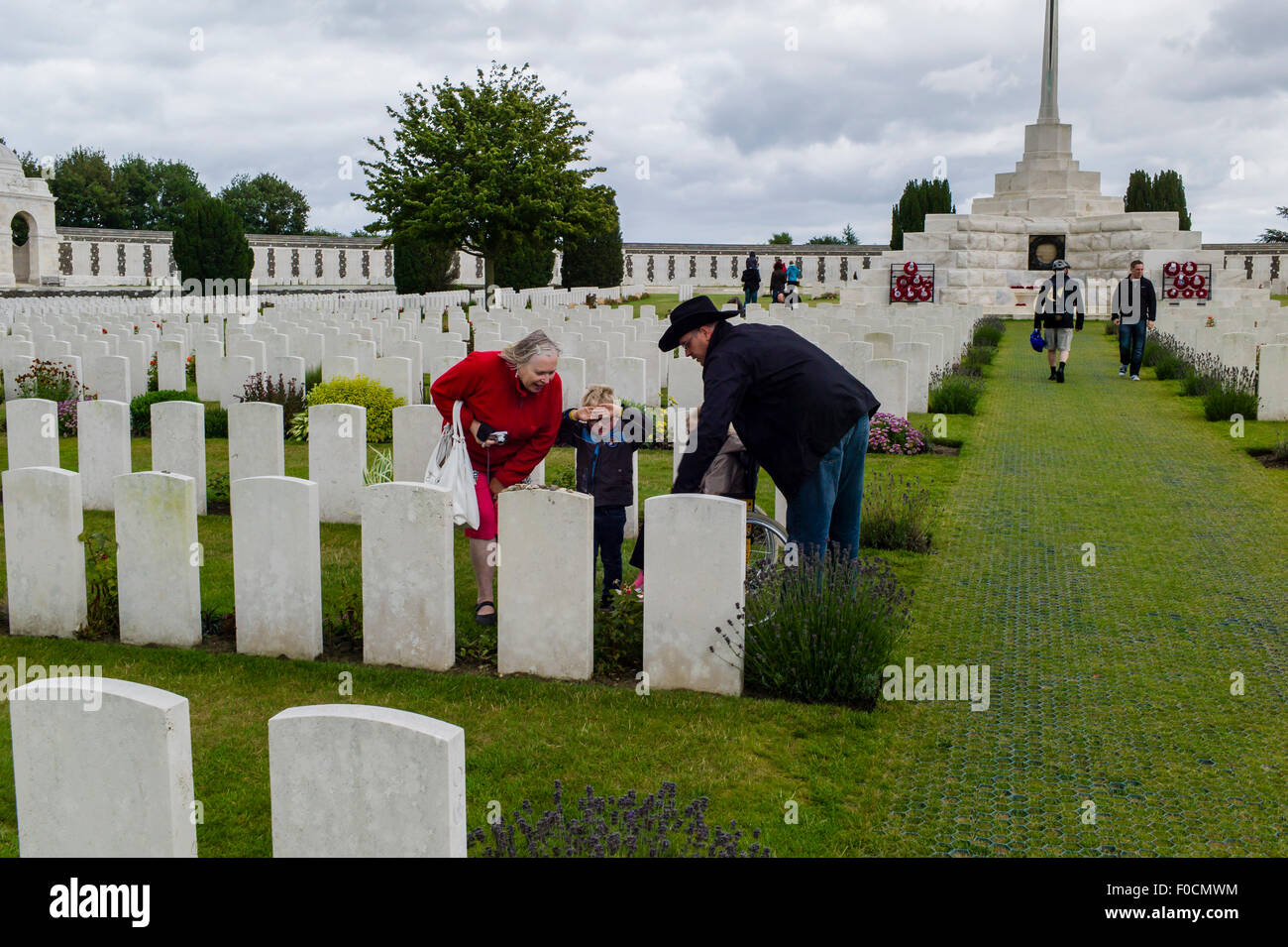 Una famiglia visitare la tomba di un soldato ebreo a Tyne Cot cimitero di guerra nelle Fiandre, in Belgio. Foto Stock