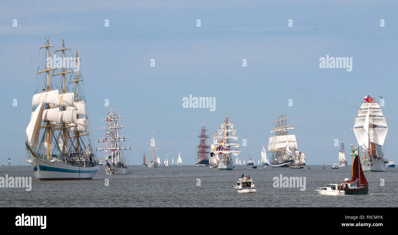 Bremerhaven, Germania. 12 Ago, 2015. La tall ship 'Mir', a sinistra dalla Russia vele tra gli altri in pelo durante la parata di apertura sul Weser vicino a Bremerhaven, Germania settentrionale, mercoledì 12 agosto, 2015. Circa 300 navi prendono parte alla parata che apre il festival. Credito: Focke Strangmann/Alamy Live News Foto Stock