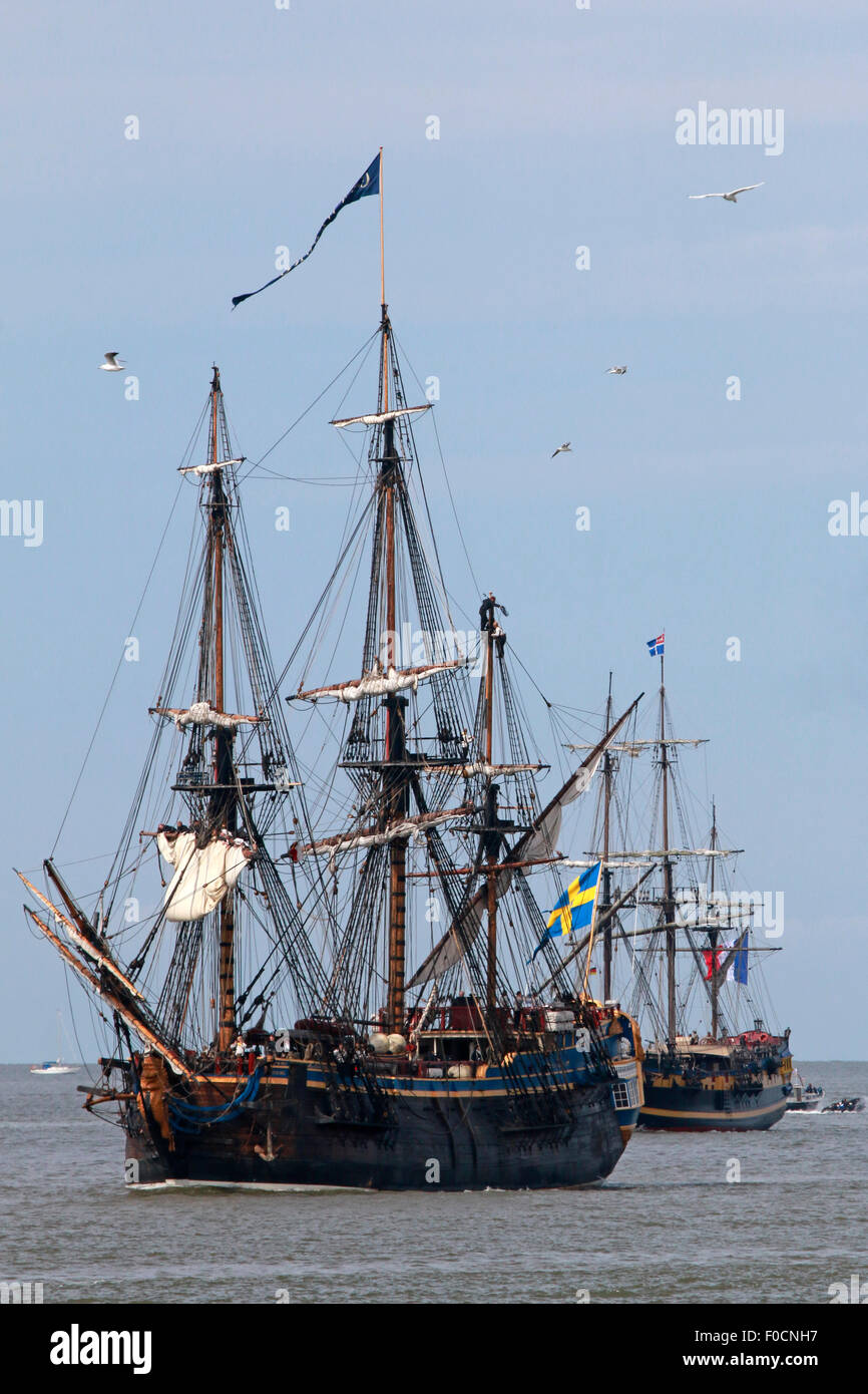 Bremerhaven, Germania. 12 Ago, 2015. La nave a vela " Goetheborg' ('Gštheborg'), a sinistra dalla Svezia vele di fronte al 'Etoile du Roi' dalla Francia durante la parata di apertura sul Weser vicino a Bremerhaven, Germania settentrionale, mercoledì 12 agosto, 2015. Circa 300 navi prendono parte alla parata che apre il festival. Credito: Focke Strangmann/Alamy Live News Foto Stock