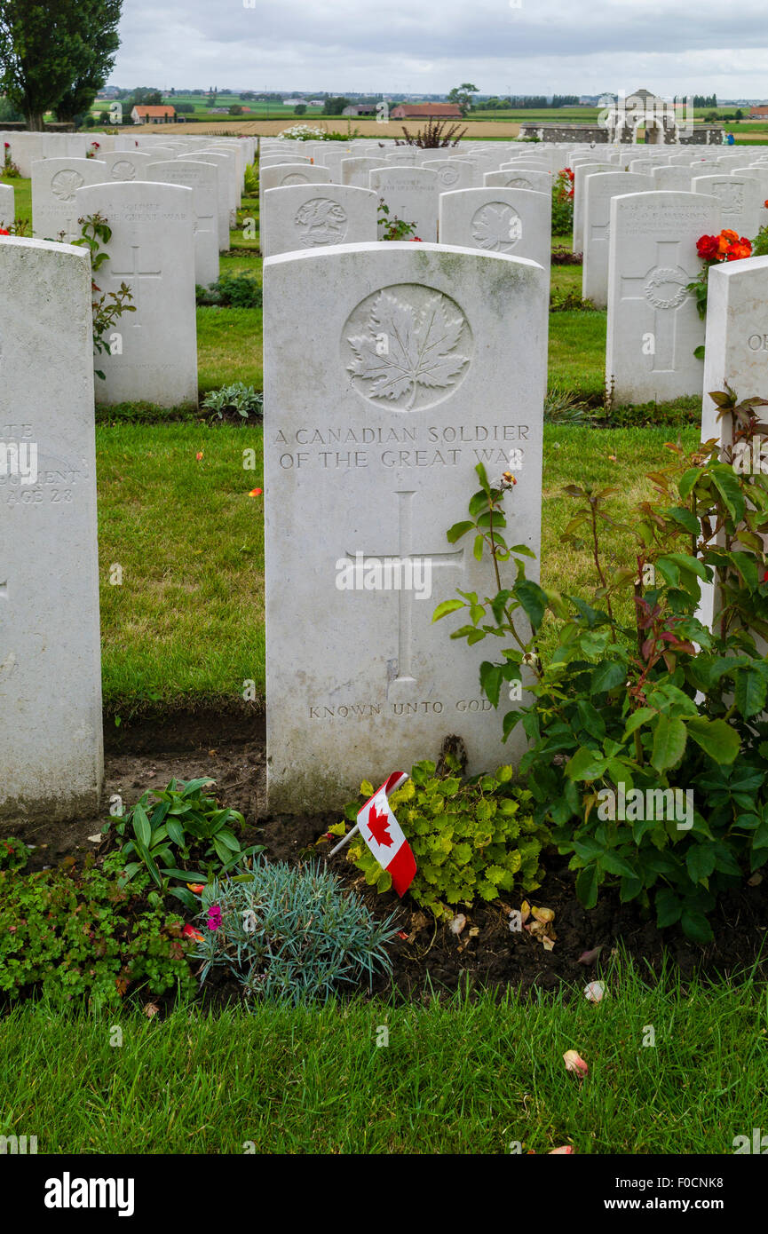 Marcatore di grave in onore di un ignoto soldato canadese, Tyne Cot cimitero, Belgio Foto Stock
