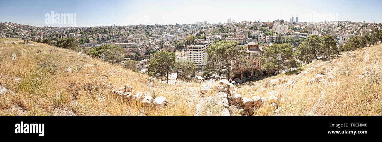 Panorama shot dalla cittadella di Amman che mostra il paesaggio urbano ad ovest di Jabal al-Qal'a. Foto Stock