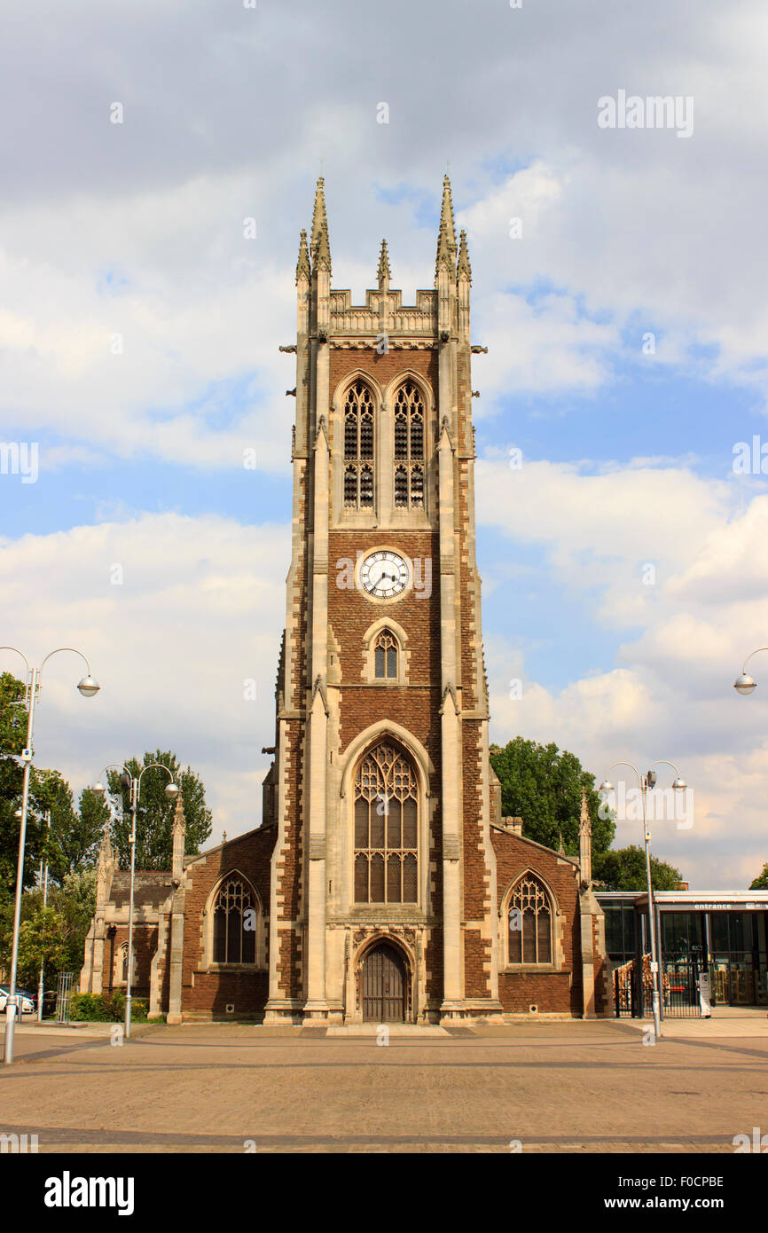 Il Victorian chiesa di San Giovanni Evangelista costituisce il fulcro del Scunthorpe, Regno Unito, 20-21 Visual Art Center Foto Stock