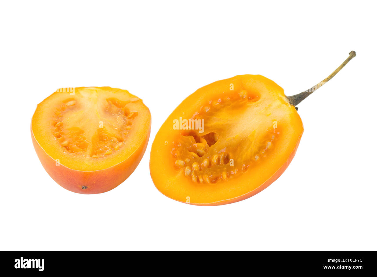 Close-up di un maturo tamarillo (anche noto come albero di pomodoro (Solanum betaceum) tagliato a metà isolato su sfondo bianco. Foto Stock