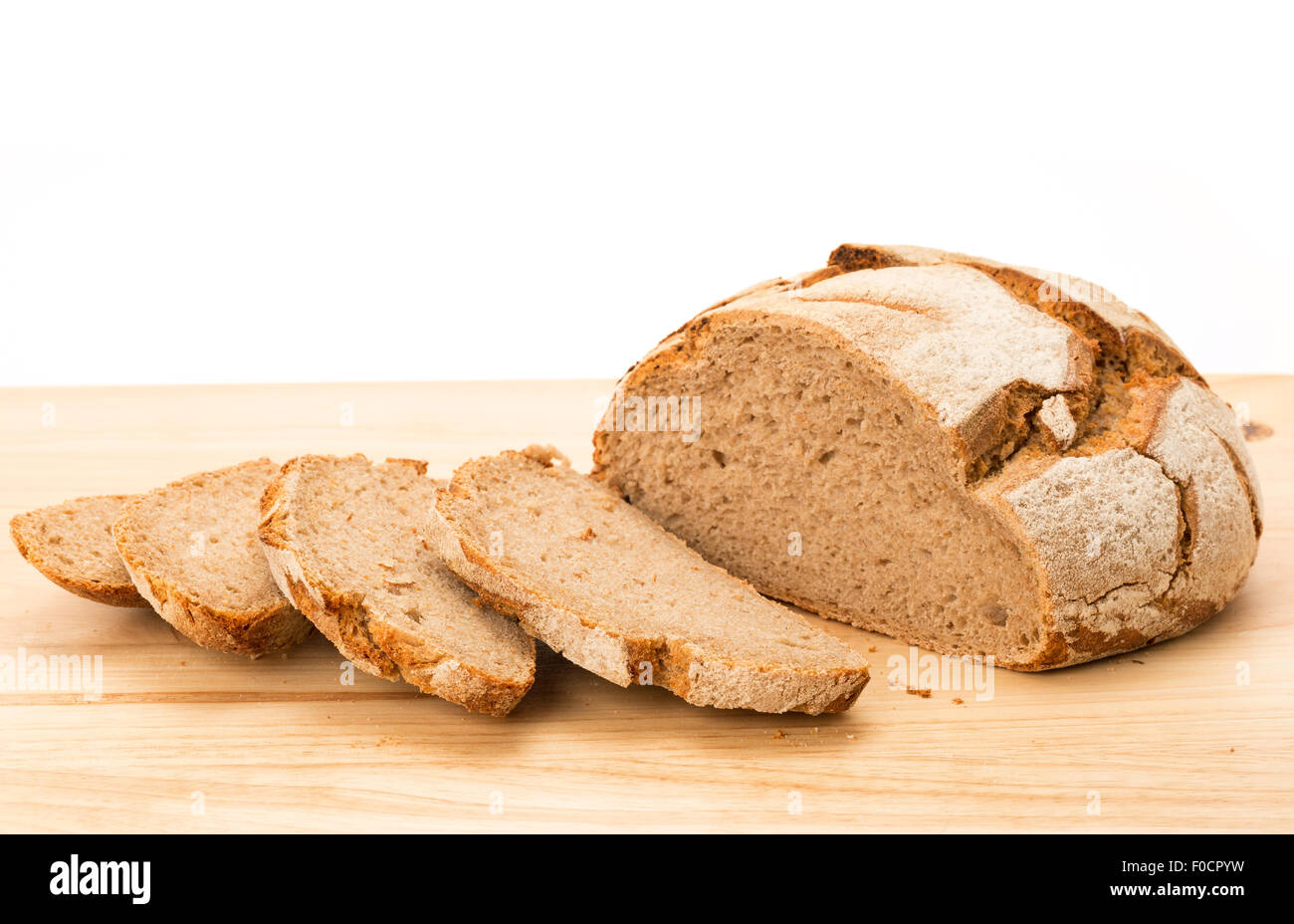 Fresche a fette di pane di segale - studio shot con uno sfondo bianco Foto Stock