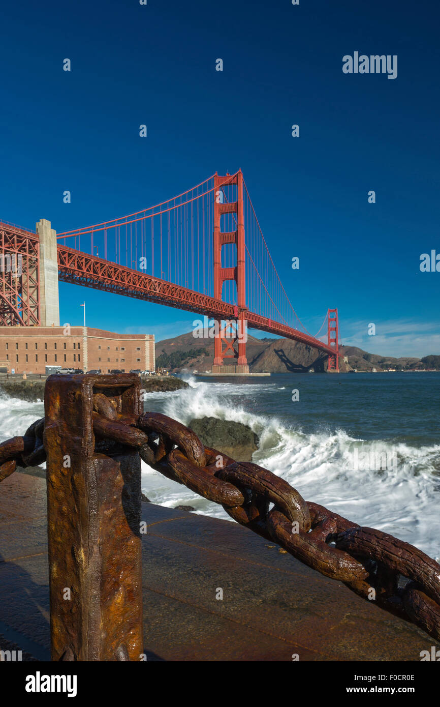 SURF SEAWALL FORT POINT Golden Gate Bridge di San Francisco California USA Foto Stock