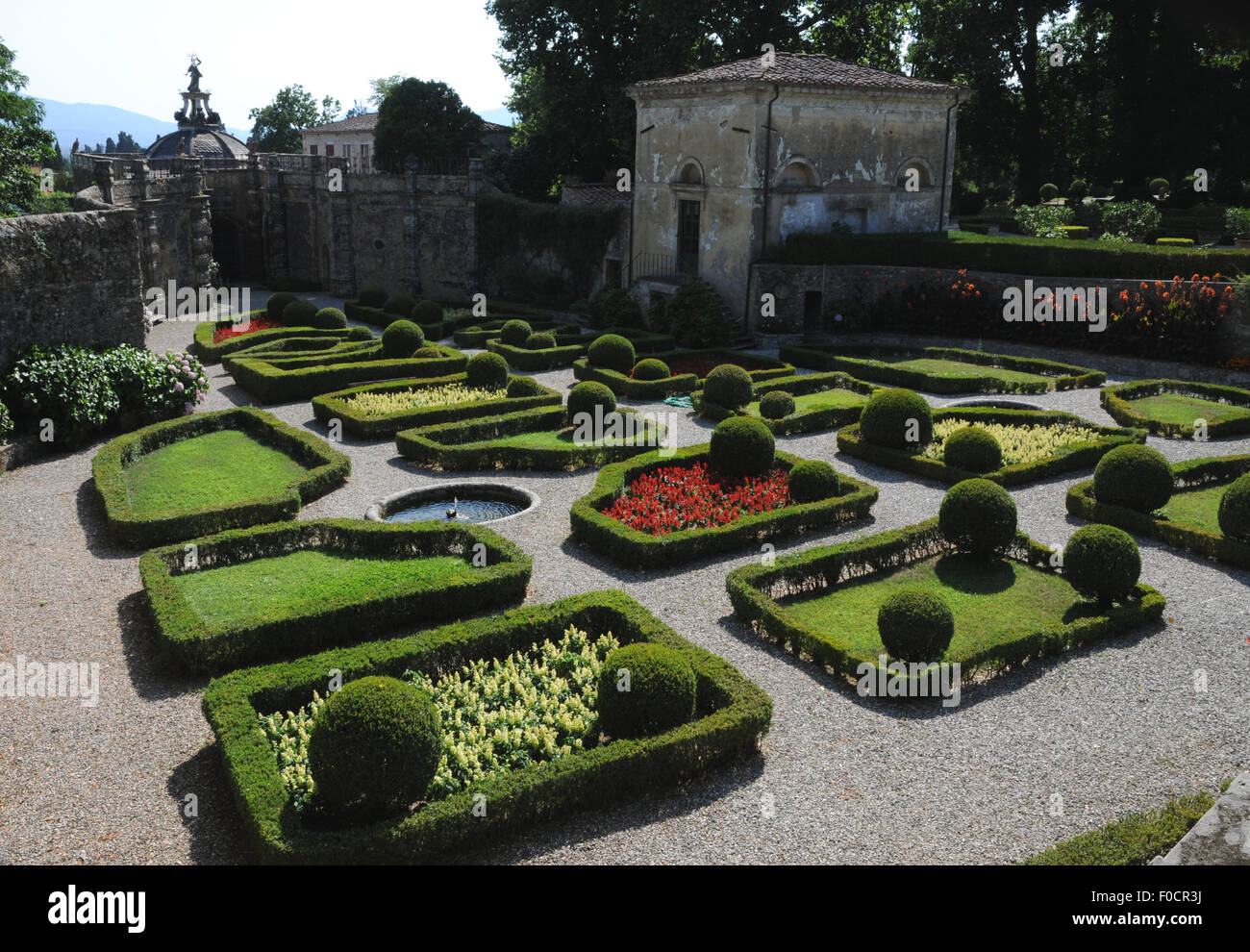 Il giardino fiorito presso la Villa Torrigiani, una Toscana villa storica risalente alla seconda metà del XVI secolo. Foto Stock