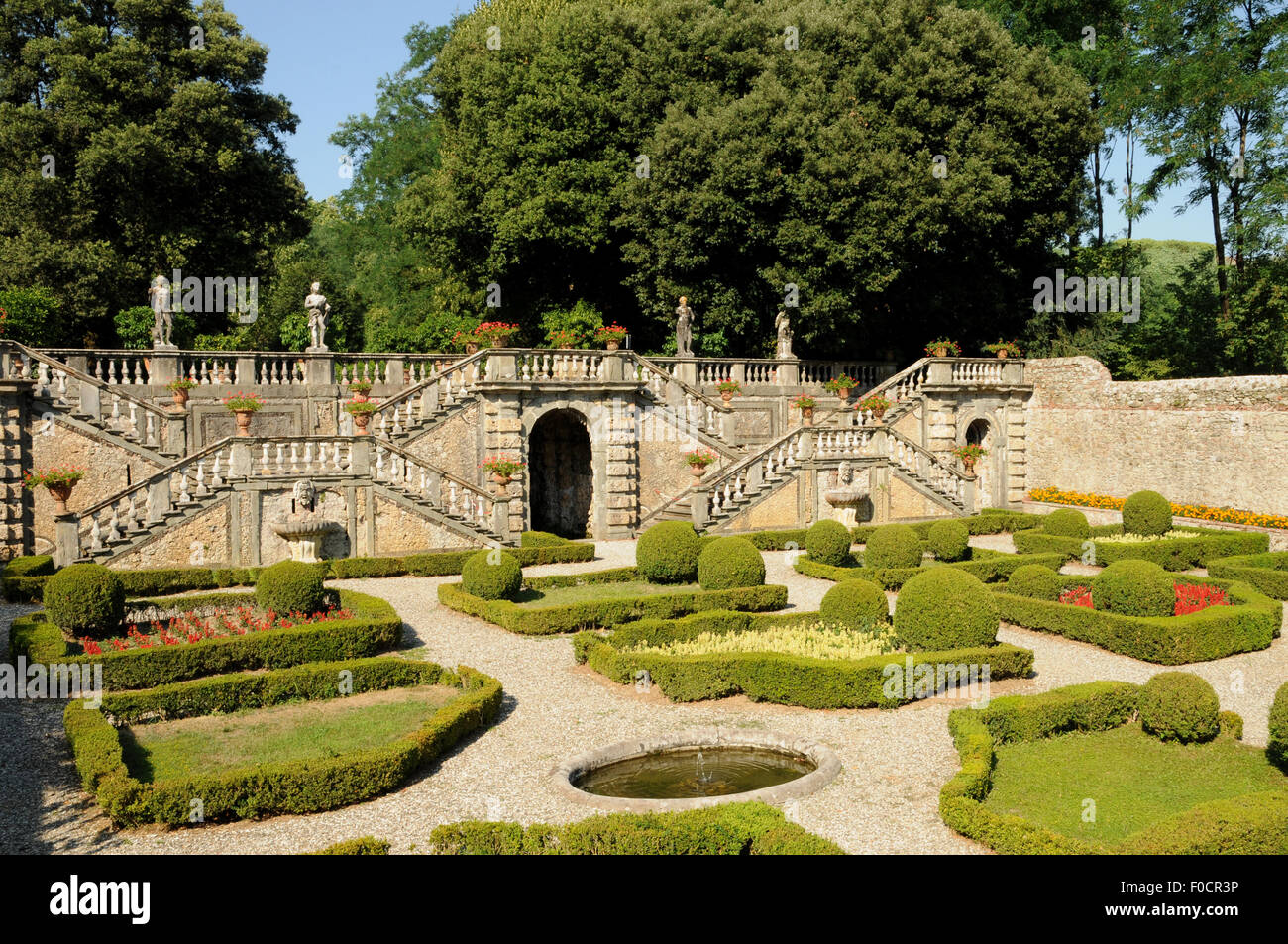 Il giardino fiorito presso la Villa Torrigiani, una Toscana villa storica risalente alla seconda metà del XVI secolo. Foto Stock