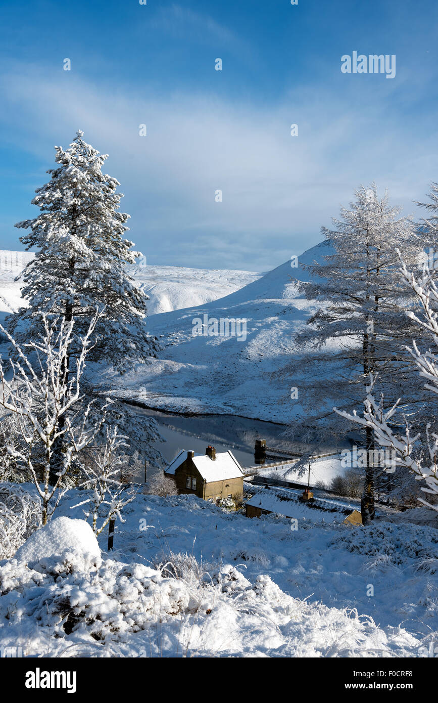 Neve fresca che coprono le colline, alberi e case del Peak District, a nord ovest dell'Inghilterra. Foto Stock