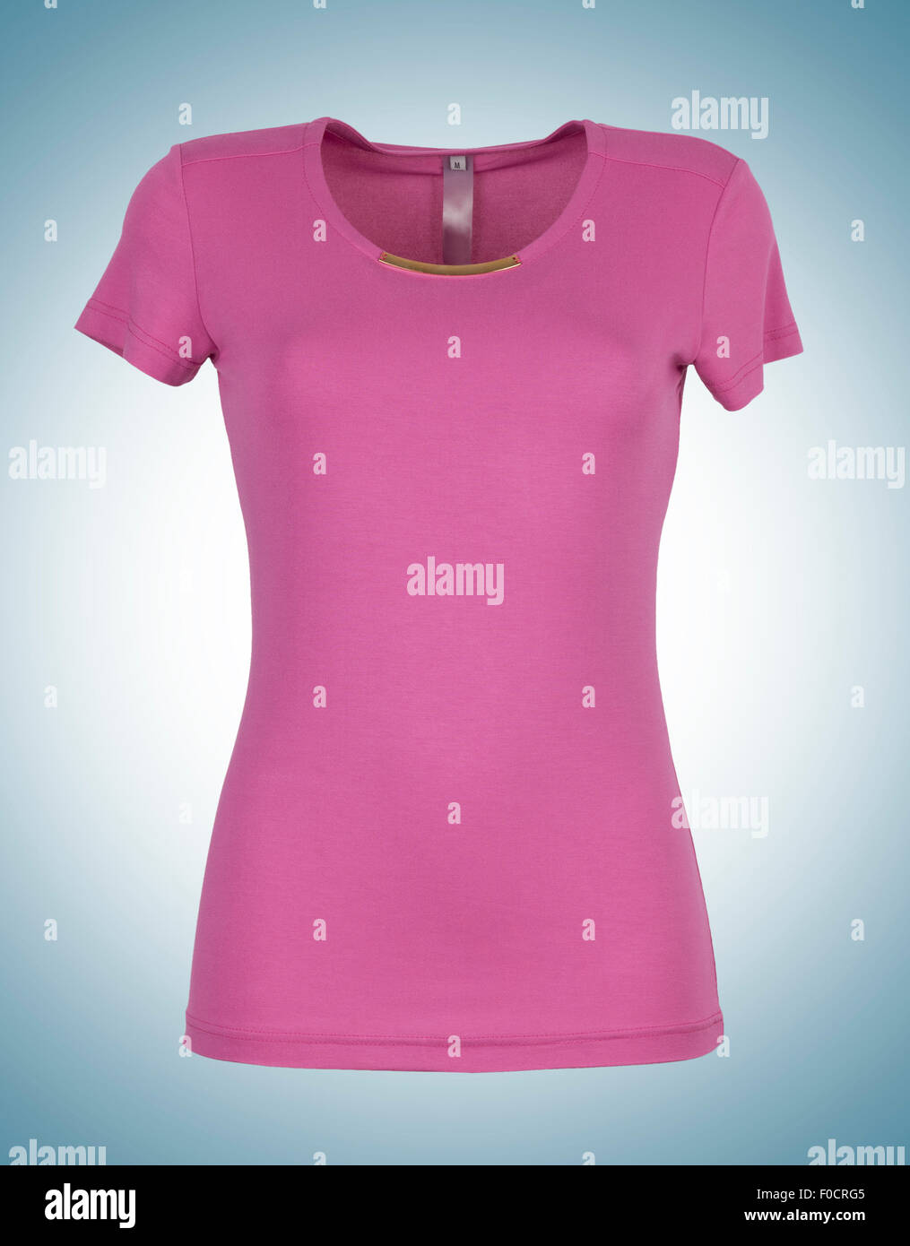 Le donne rosa t shirt in blu e sfondo bianco Foto Stock