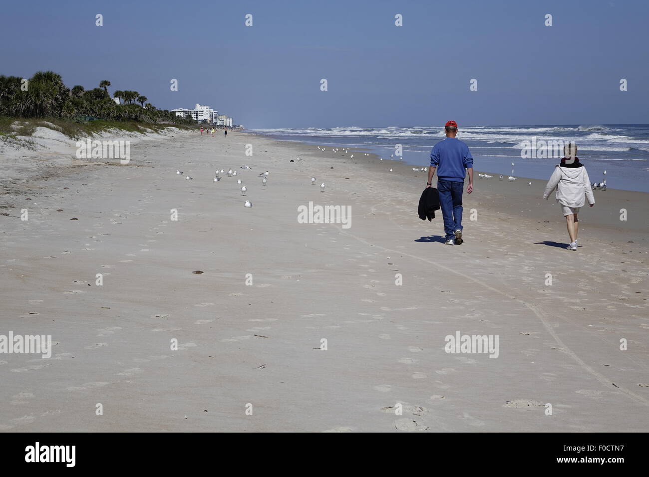 Paio di camminare sulla spiaggia a Ormond Beach, Florida Foto Stock