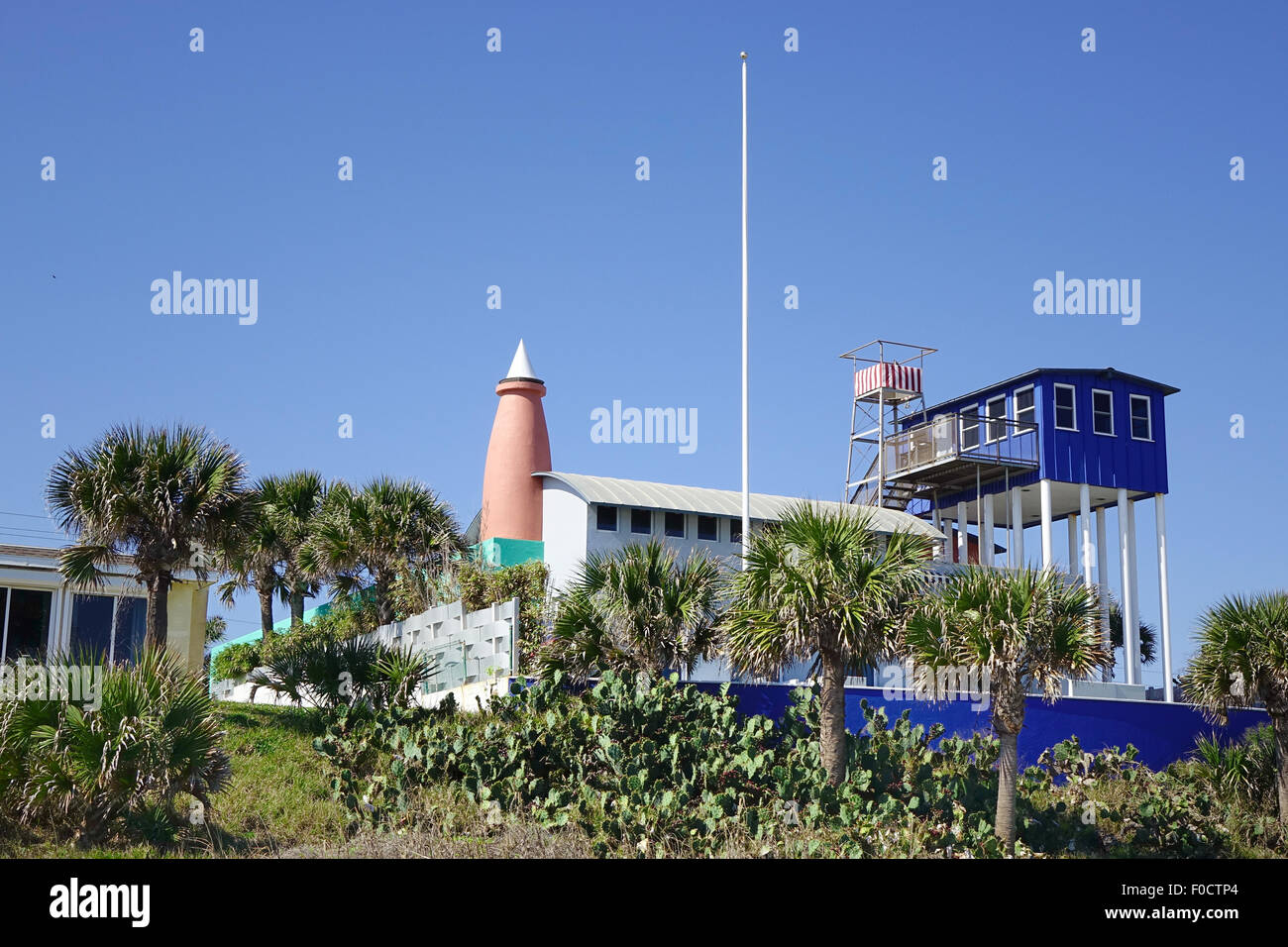 Casa con varie forme geometriche sulla spiaggia di Ormond Beach, Florida Foto Stock