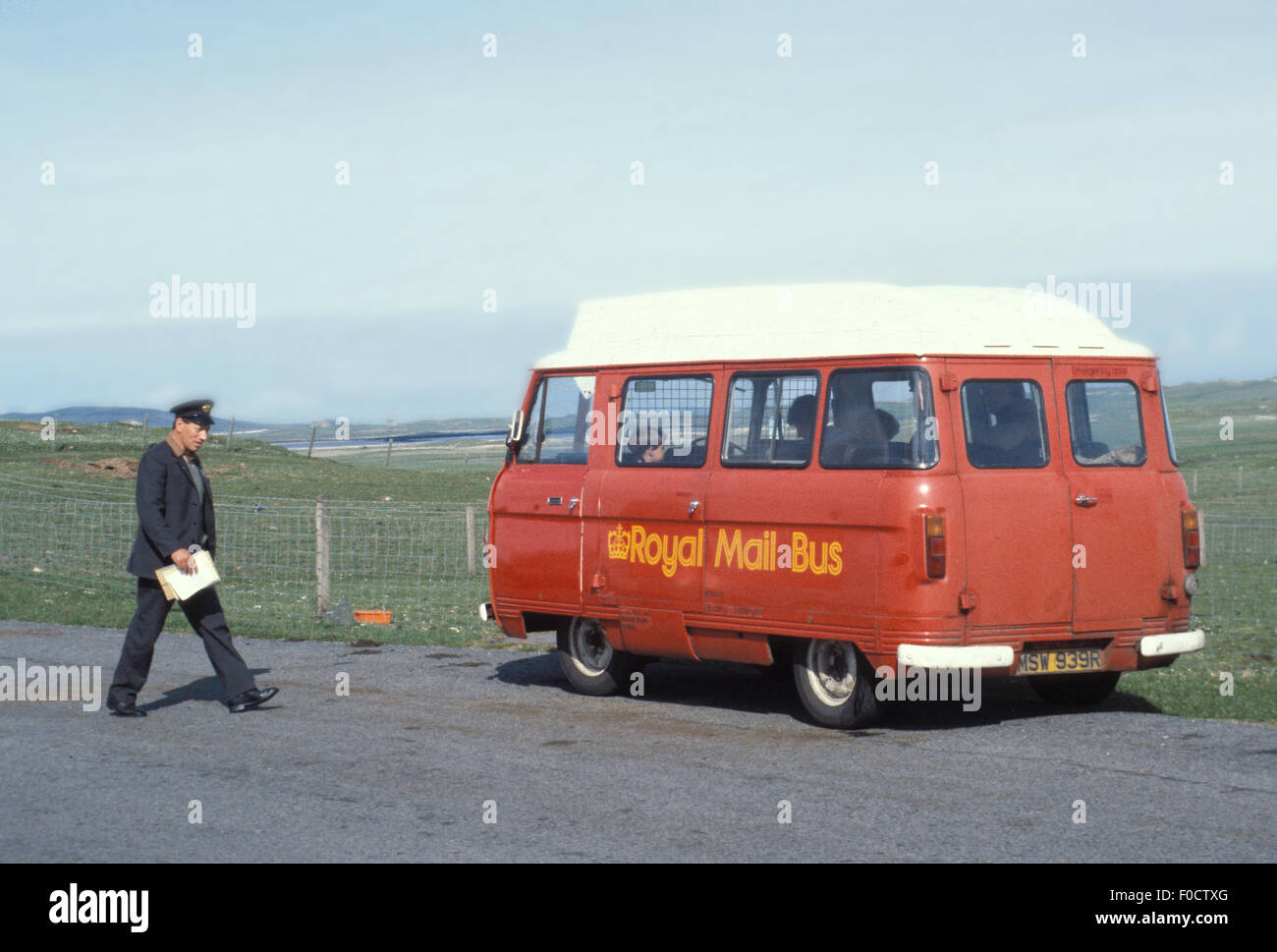 Portalettere e Royal Mail Bus Post Isola di North Uist Ebridi Esterne della Scozia 1981 Foto Stock