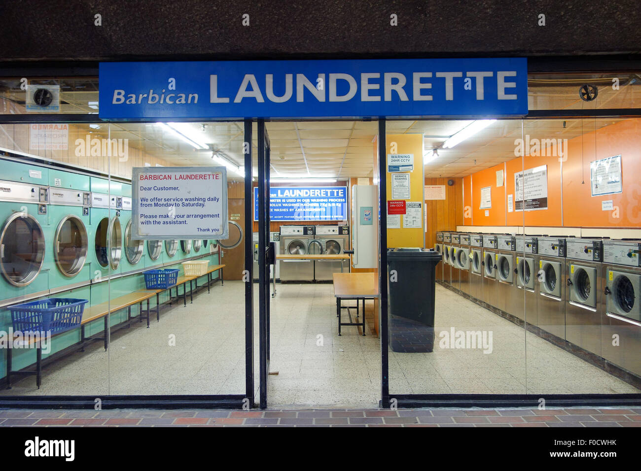 Barbican lavanderia a gettoni è una lavanderia self-service all'interno del Barbican station wagon. Foto Stock