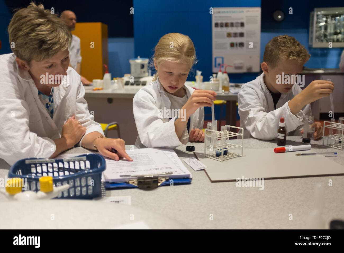I bambini in una lezione di Chimica facendo esperimenti pratici Foto Stock