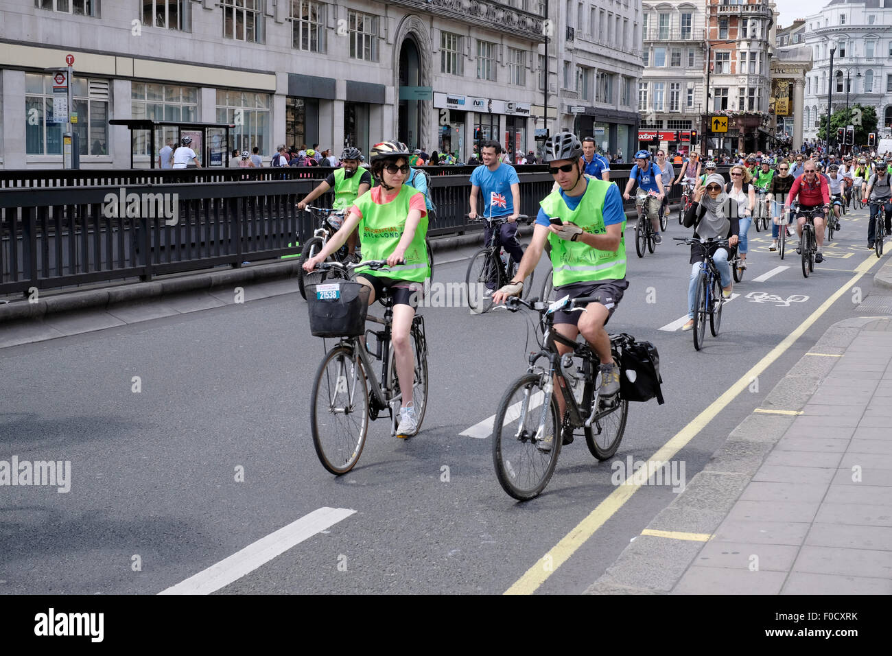 I ciclisti nel centro di Londra durante il viaggio Londra festival in bicicletta Foto Stock