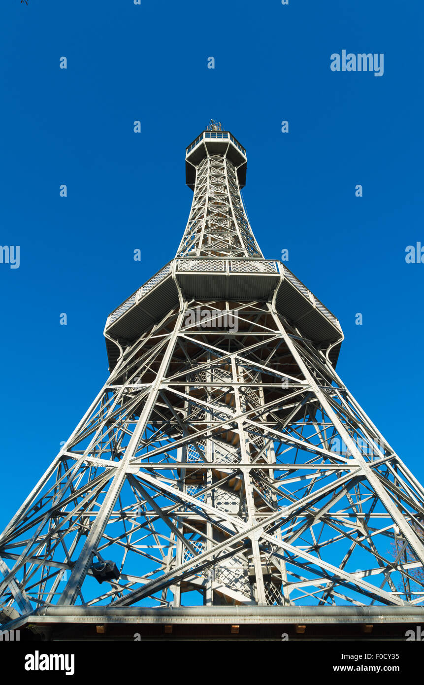 Torre di osservazione sulla collina di Petrin. Costruito come una versione mini della Parigi Torre Eiffel, il Petrin Observ Foto Stock