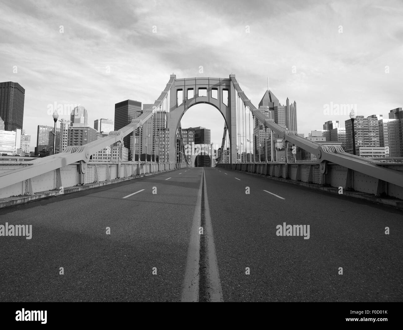 Grande ponte vuota al centro di Pittsburgh Pennsylvania in bianco e nero. Foto Stock