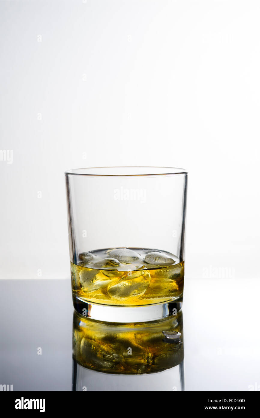 Bicchiere di whiskey con ghiaccio, photo studio luce artificiale oggetto isolato Foto Stock