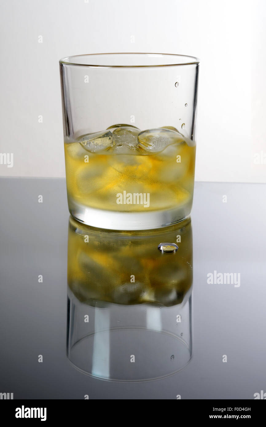 Bicchiere di whiskey con ghiaccio, photo studio luce artificiale oggetto isolato Foto Stock