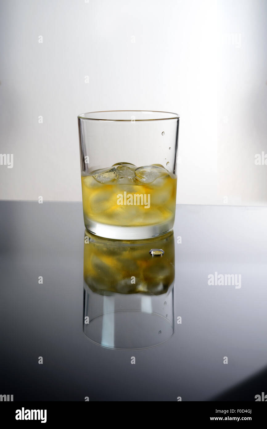 Bicchiere di whiskey con ghiaccio, photo studio luce artificiale oggetto isolato Foto Stock