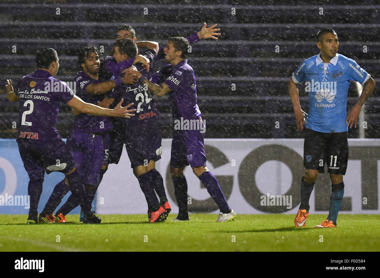Montevideo, Uruguay. 12 Ago, 2015. I giocatori di dell Uruguay Defensor Sporting celebrare un punteggio contro la Bolivia il Bolivar durante il loro primo match della gamba della prima fase della South American Cup svoltasi a Luis Franzini Stadium di Montevideo, capitale dell'Uruguay, su agosto 12, 2015. Defensor Sporting vinto 3-0 di Bolivar. Credito: Nicolas Celaya/Xinhua/Alamy Live News Foto Stock