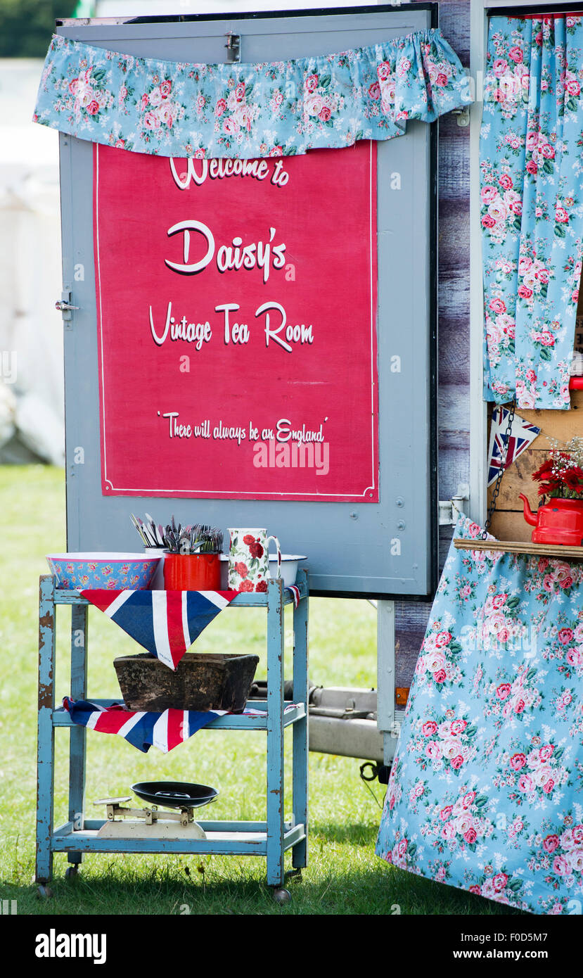 Vintage Daisys sala da tè segno ad un vintage retrò festival. Regno Unito Foto Stock