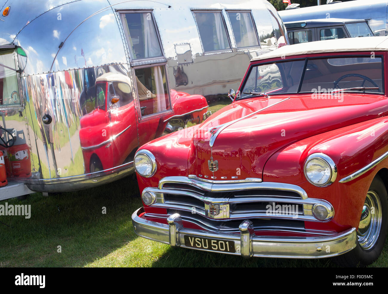 Dodge viandante vettura americana si riflette in una roulotte Airstream a un vintage retrò festival. Regno Unito Foto Stock