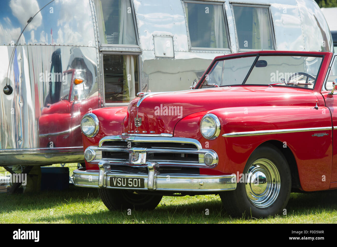 Dodge viandante vettura americana si riflette in una roulotte Airstream a un vintage retrò festival. Regno Unito Foto Stock