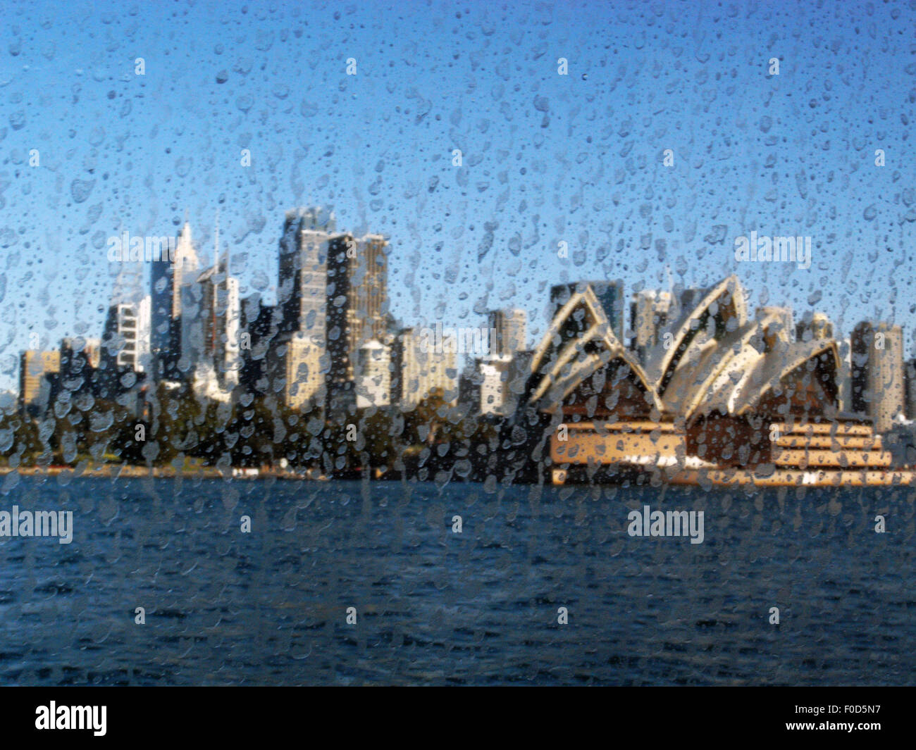Sydney skyline della città offuscata da gocce di acqua sulla finestra Foto Stock