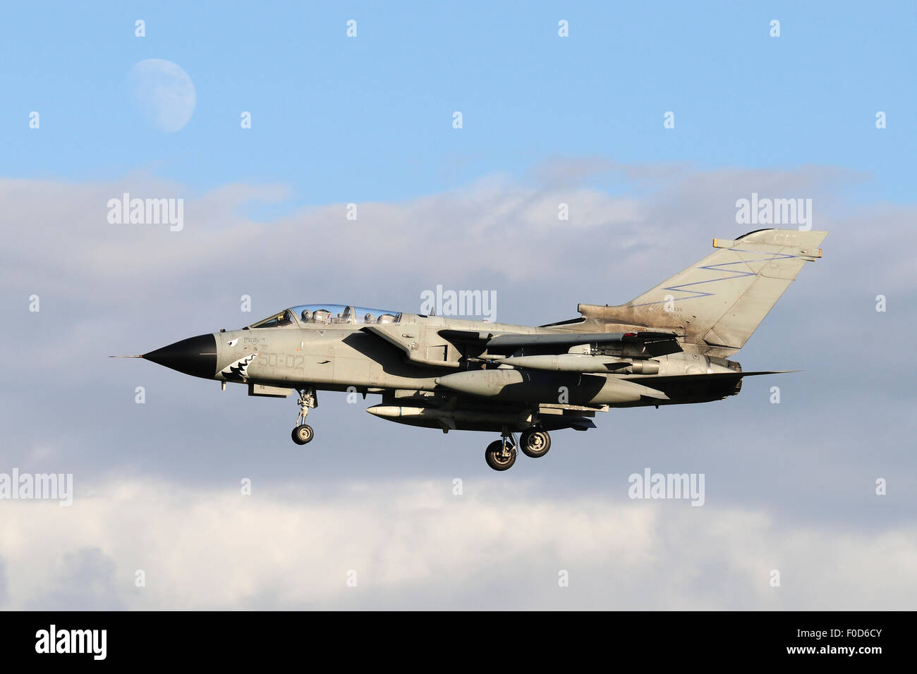 Forza Aerea Italiana Tornado ECR si prepara per lo sbarco a Decimomannu Air Base, Sardegna, Italia. Foto Stock