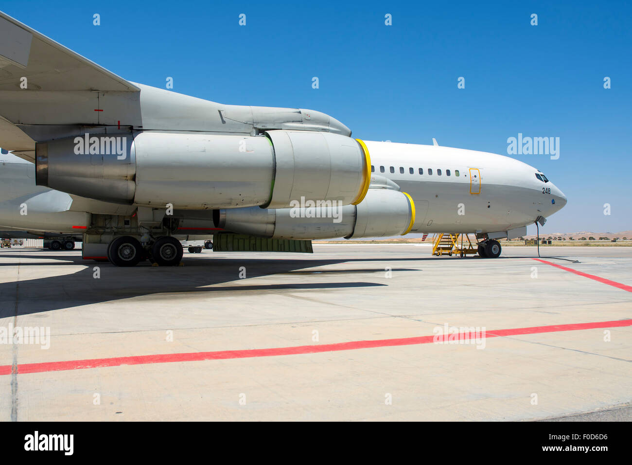 Boeing 707 Re'em del centoventesimo giganti del deserto Squadron parcheggiato a Nevatim Air Force Base, Israele Foto Stock