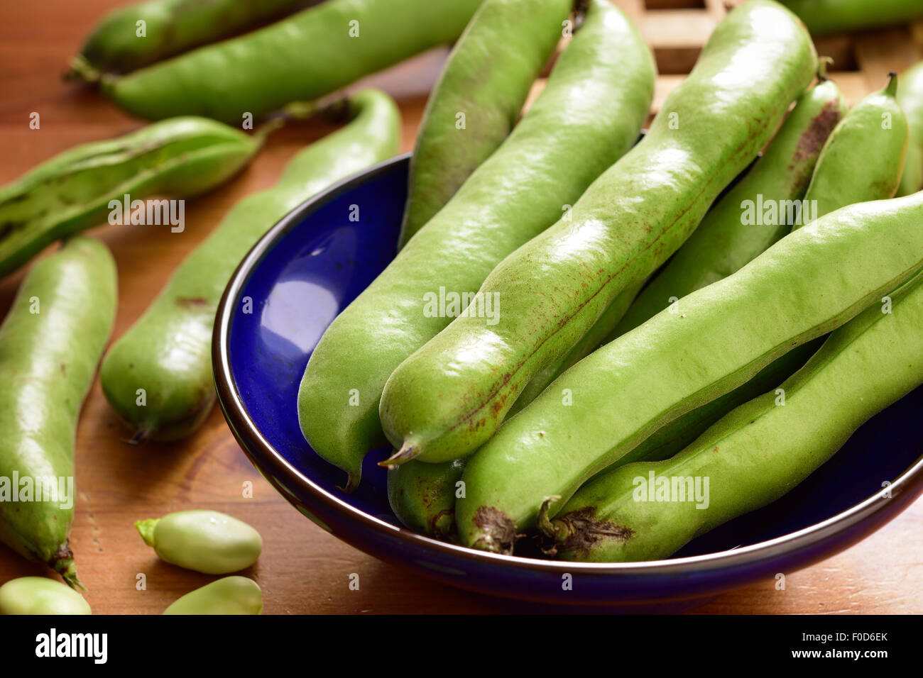 Fave fava nella ciotola sul tavolo di legno. In estate le verdure ed i legumi. Angolo di visione. Foto Stock