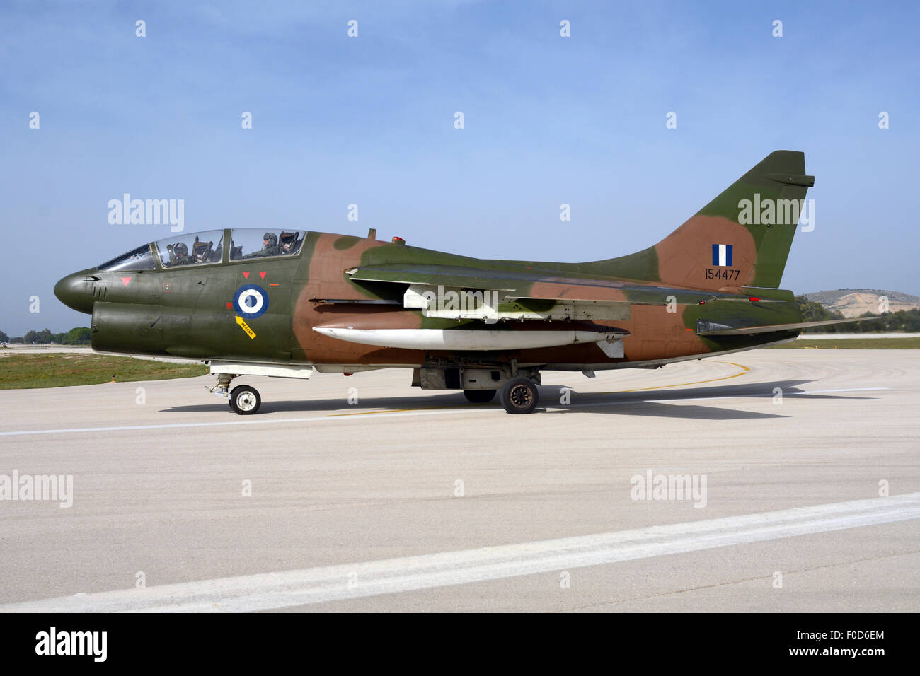 Hellenic Air Force TA-7C Corsair in rullaggio a Araxos Air Base, Grecia, prima della sua definitiva pensione alla fine di ottobre 2014. Foto Stock