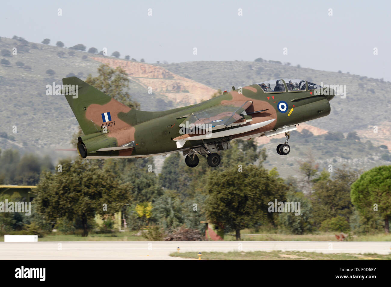 Hellenic Air Force TA-7C Corsair decollare da Araxos Air Base, Grecia, prima della sua definitiva pensione alla fine di ottobre 2014 Foto Stock